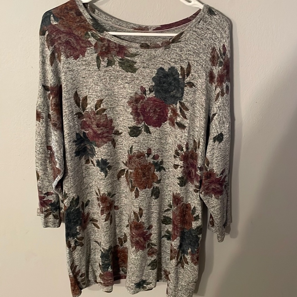 Gray floral 3/4 sleeve tshirt. Torrid size 2